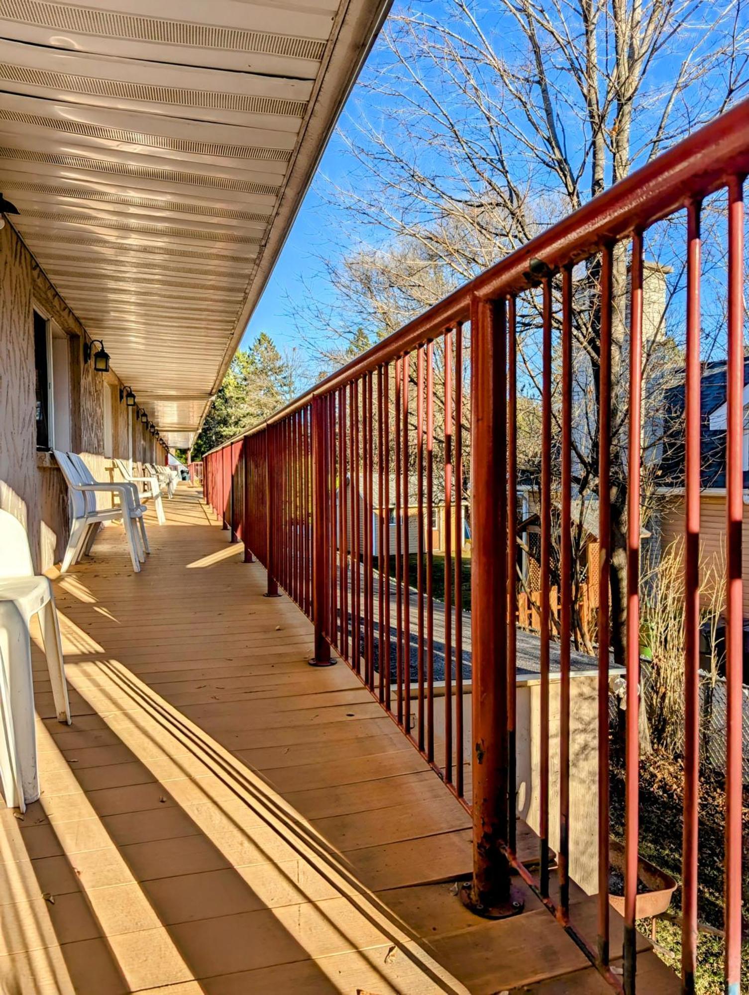 Saint-Sauveur-des-Monts Motel Des Pentes Et Suites מראה חיצוני תמונה