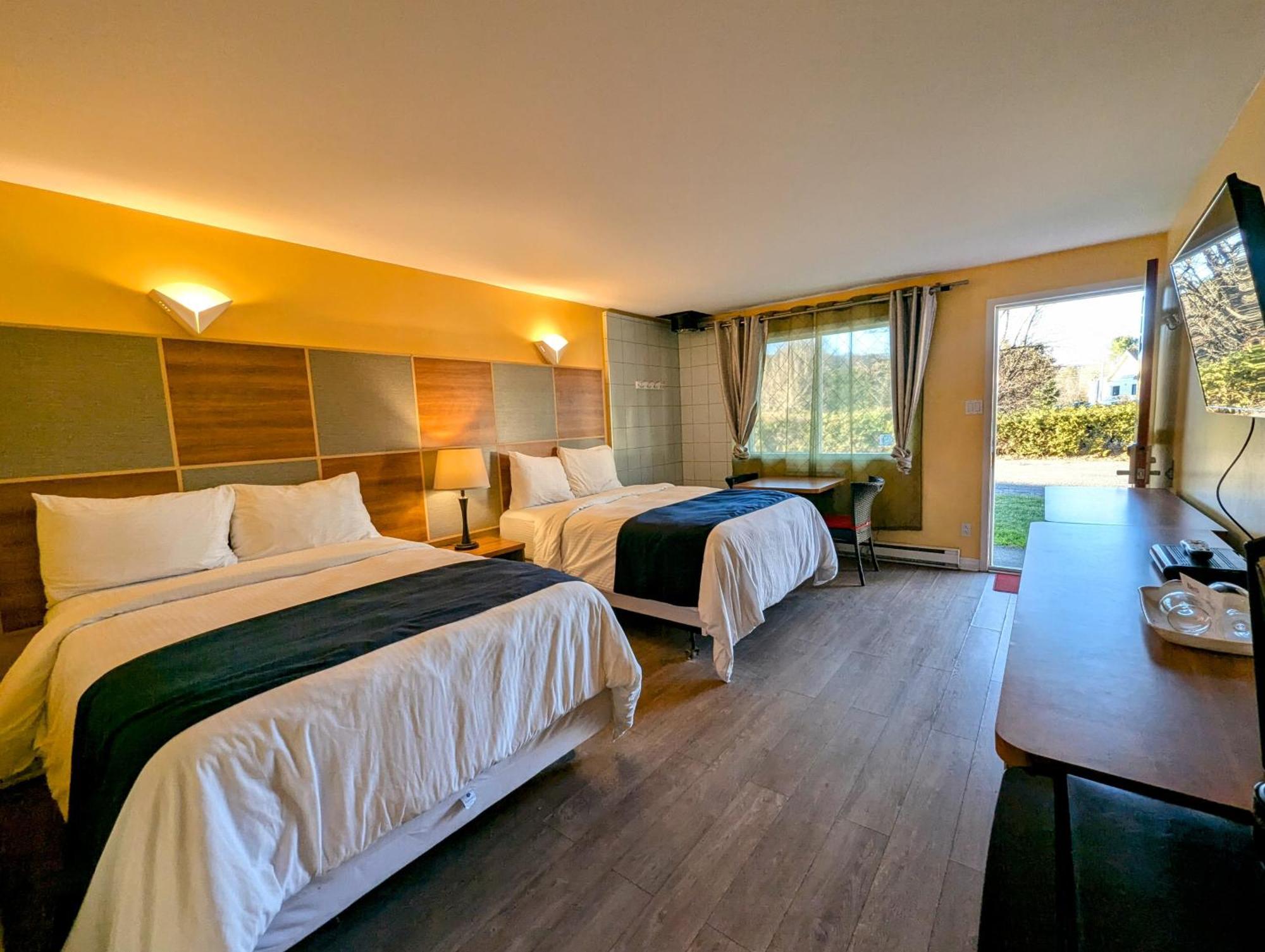 Saint-Sauveur-des-Monts Motel Des Pentes Et Suites מראה חיצוני תמונה