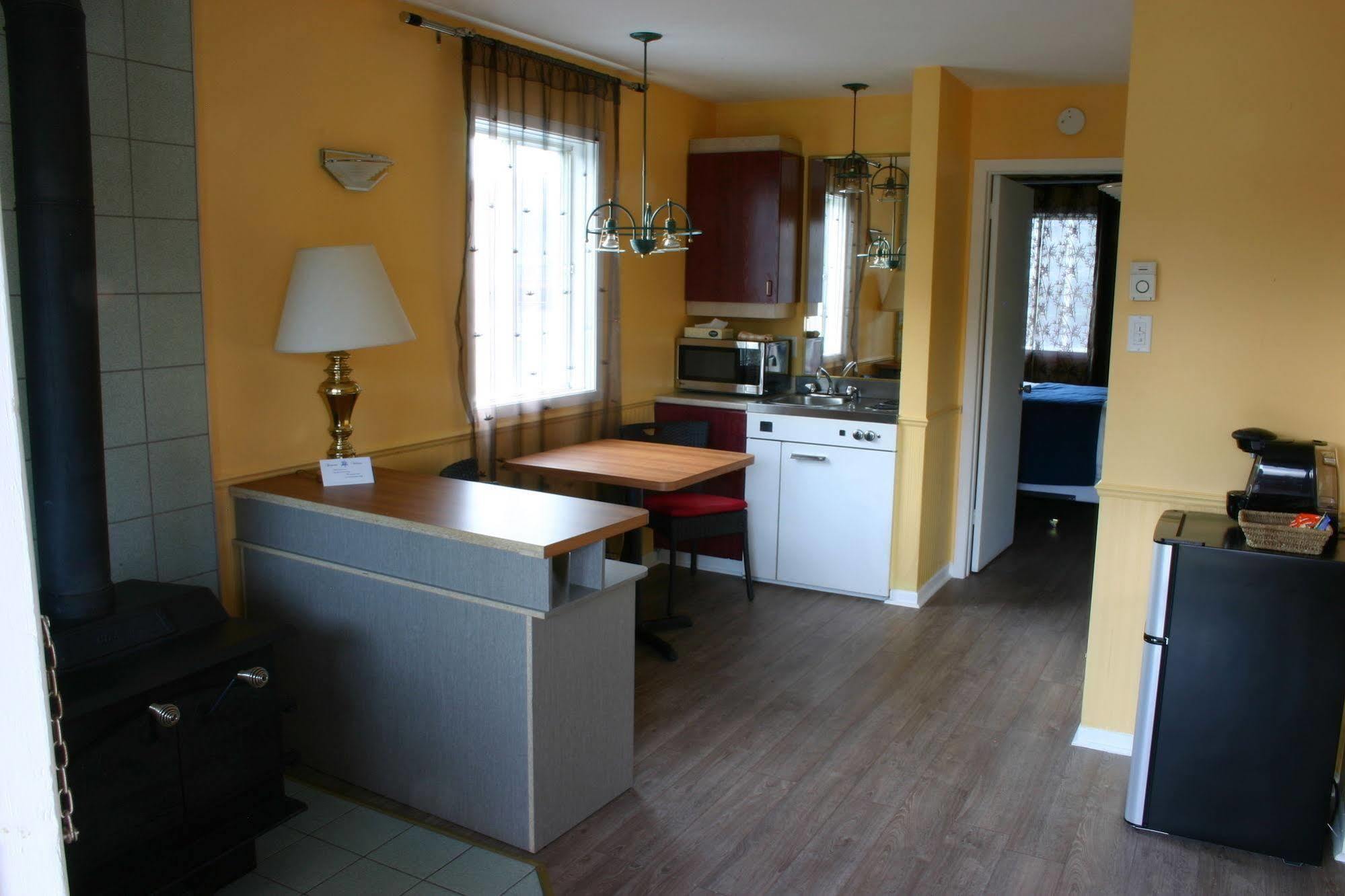 Saint-Sauveur-des-Monts Motel Des Pentes Et Suites מראה חיצוני תמונה